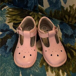 Footmates baby girls pink Harper shoes. Perfect first pair of shoes. Size 4.5